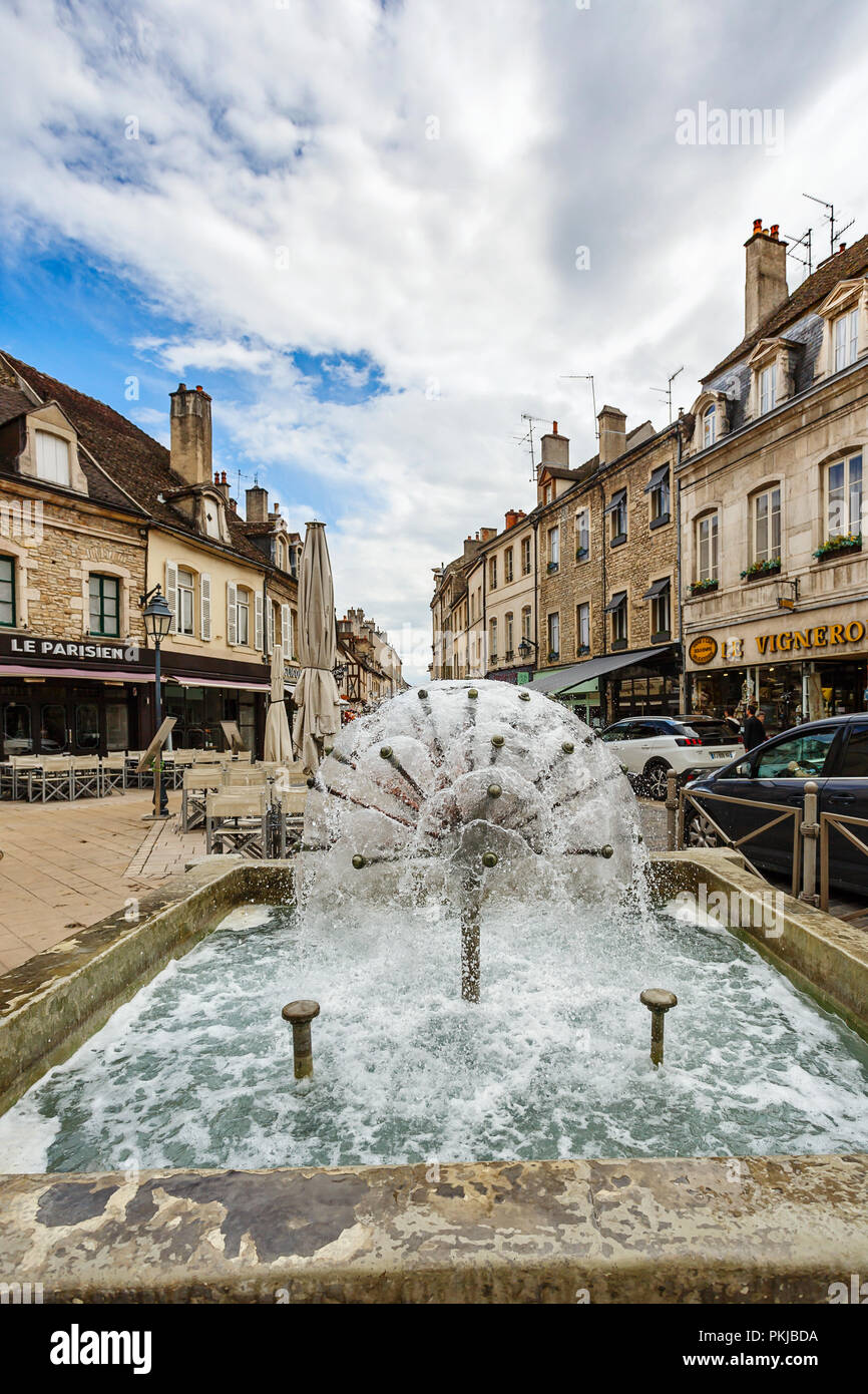 BEAUNE, Frankreich - 10. AUGUST 2017: Kleines Dorf und die typische Architektur der Gebäude in der Stadt Beaune Stockfoto