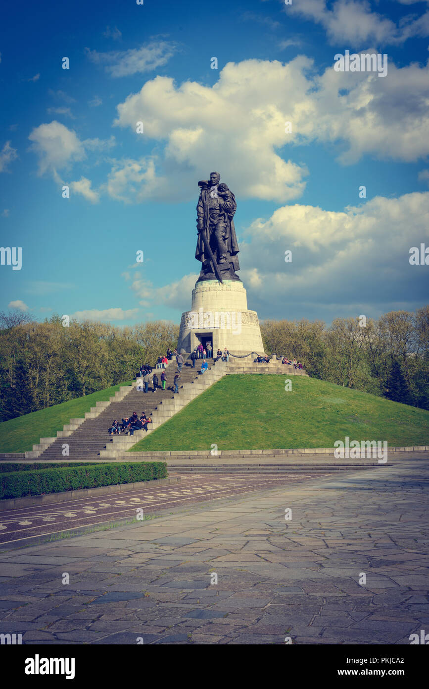 Denkmal in der Treptower Park für Unbekannte sowjetische Soldaten. Foto wurde vor der Feier des 70-jährigen Jubiläums des Sieges im Zweiten Weltkrieg. Stockfoto