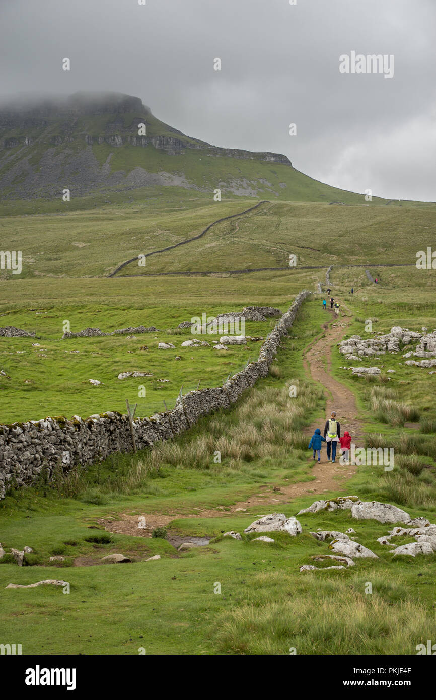 Fuß weg zu Pen-y-Gent am bewölkten Tag in North Yorkshire Stockfoto