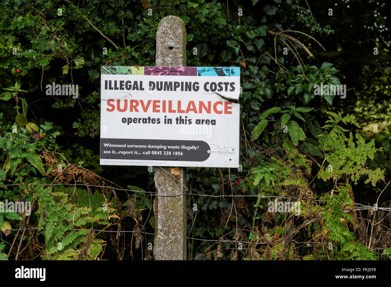 Illegale verklappung Warnzeichen in der Chiltern Hills, Buckinghamshire, England Vereinigtes Königreich Großbritannien Stockfoto