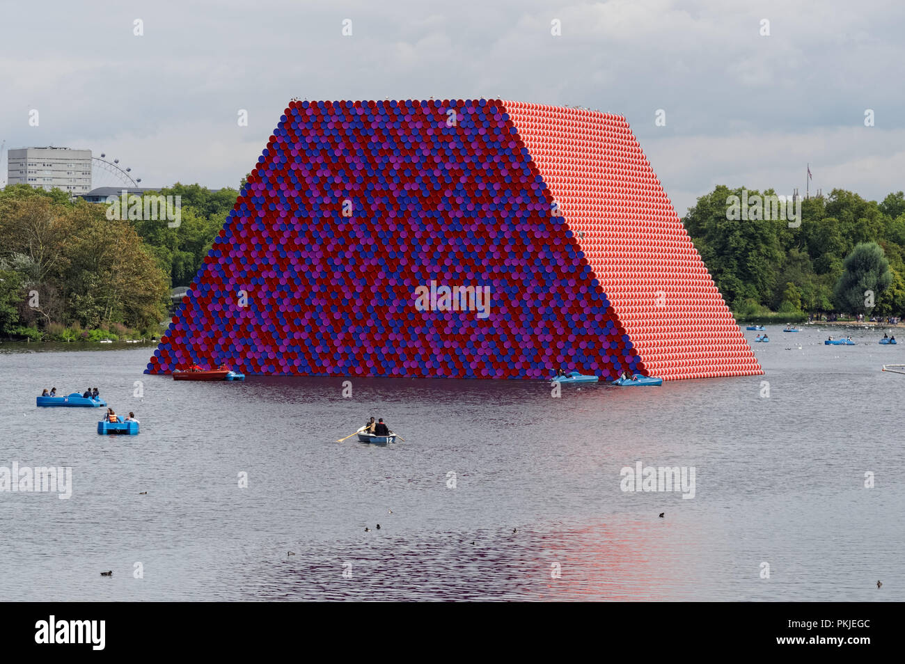 Die Londoner Mastaba, schwebenden Kunst Installation des Künstlers Christo, auf dem Serpentine Lake im Hyde Park in 2018, London England United Kingdom UK Stockfoto