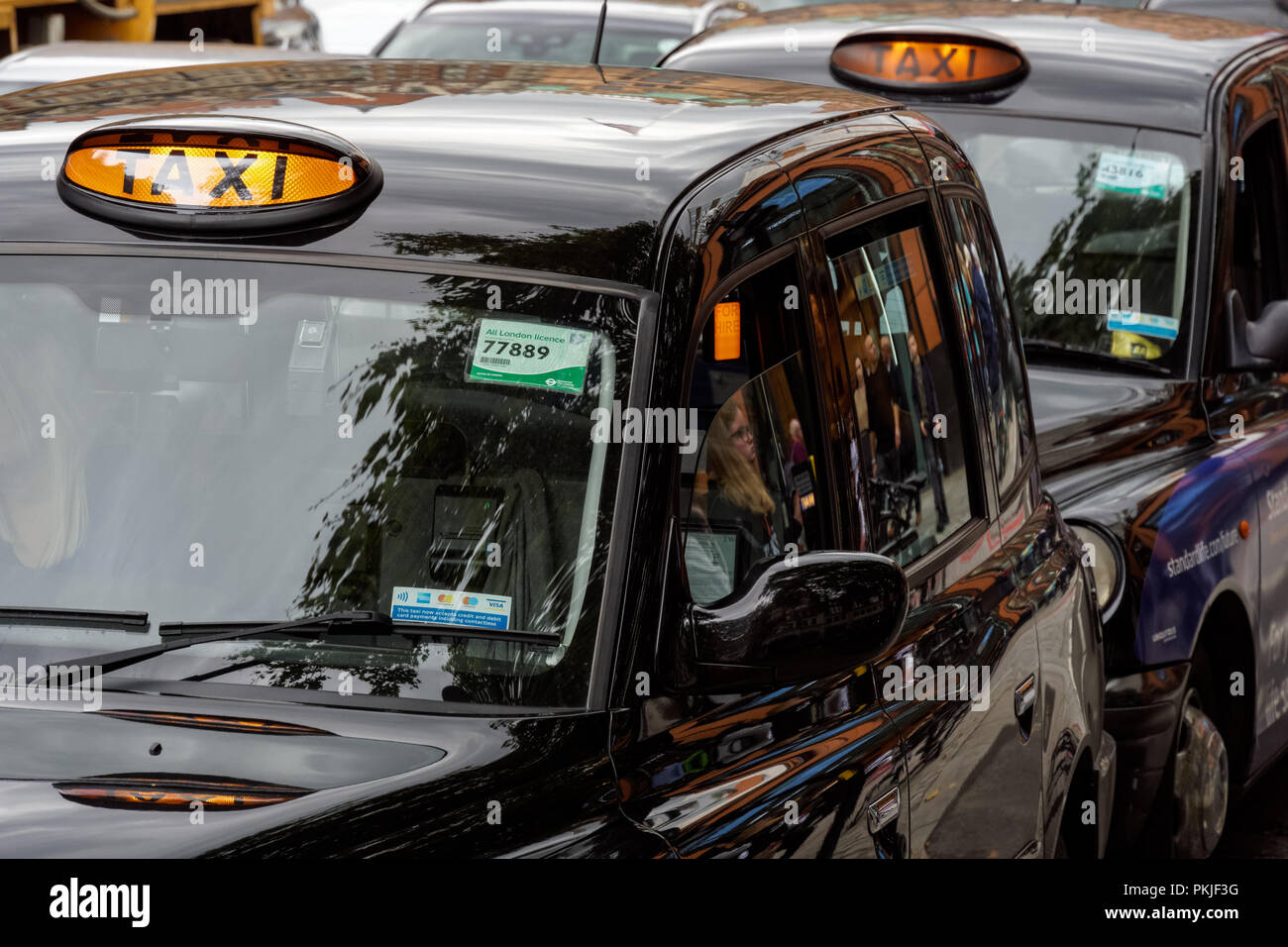 Die schwarzen Taxis auf der Brompton Road in Knightsbridge, London England United Kingdom UK Stockfoto