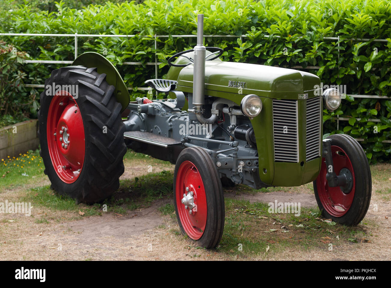 Ferguson Bullseye Traktor eine Attraktion in einem öffentlichen Haus Garten in Cheshire. Stockfoto