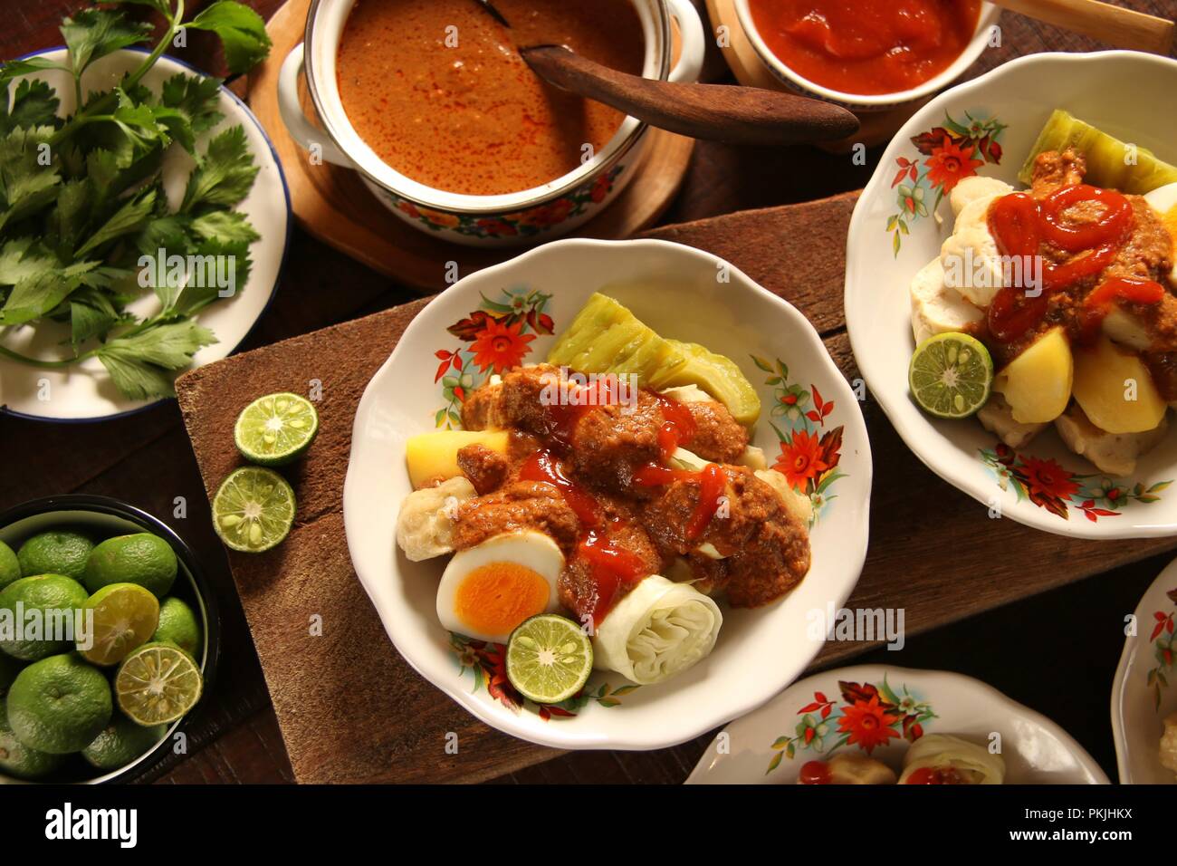 Siomay Bandung, einer beliebten Straße Futternapf von Fisch Kuchen Knödel mit Ei, Kartoffel, bitteren Kürbis, Tofu, Kohl und würzige Erdnuss-sauce. Stockfoto