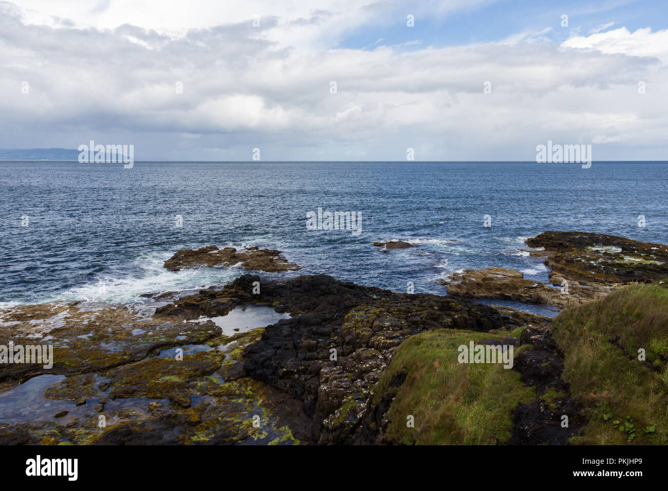 North Atlantic Ocean View aus Portstewart Coastal Path. Donegal im Abstand auf der linken Seite. Stockfoto