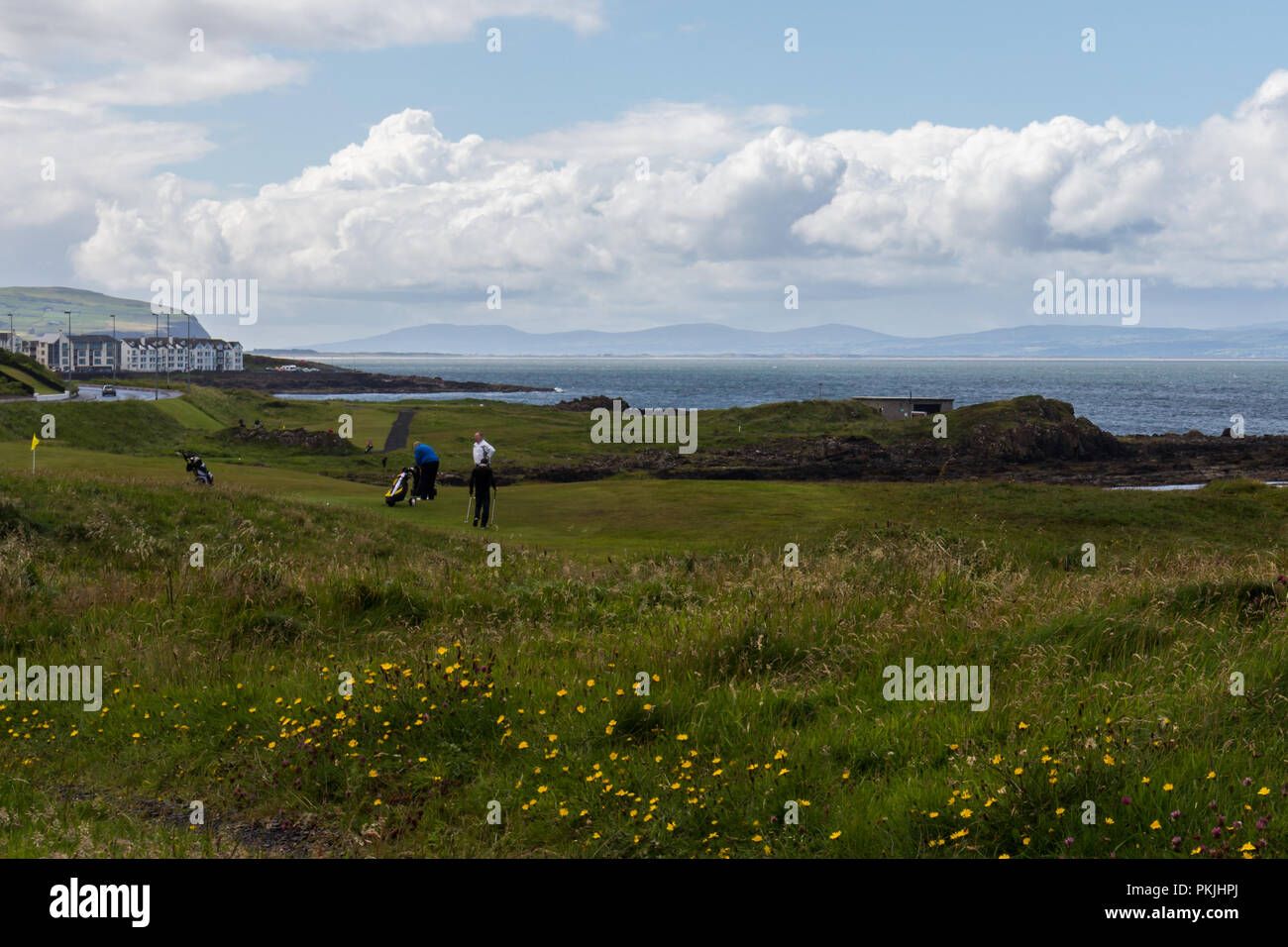 Golfen entlang der Nord Antrim Küste mit Blick auf den Atlantik. Portstewart, N. Irland. Stockfoto