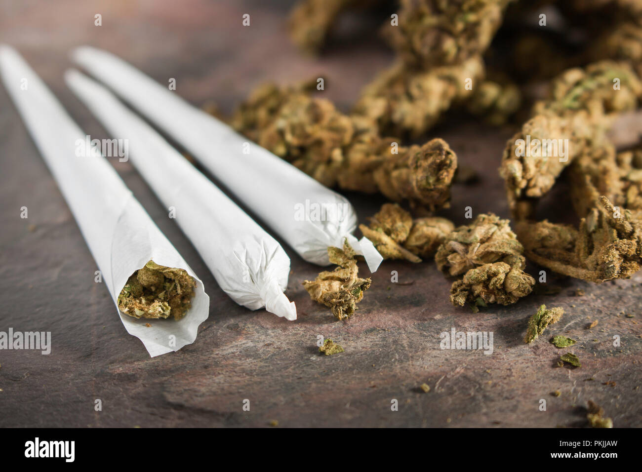 Marihuana Gelenke und Blüten auf einem Tisch aus Stein Stockfoto