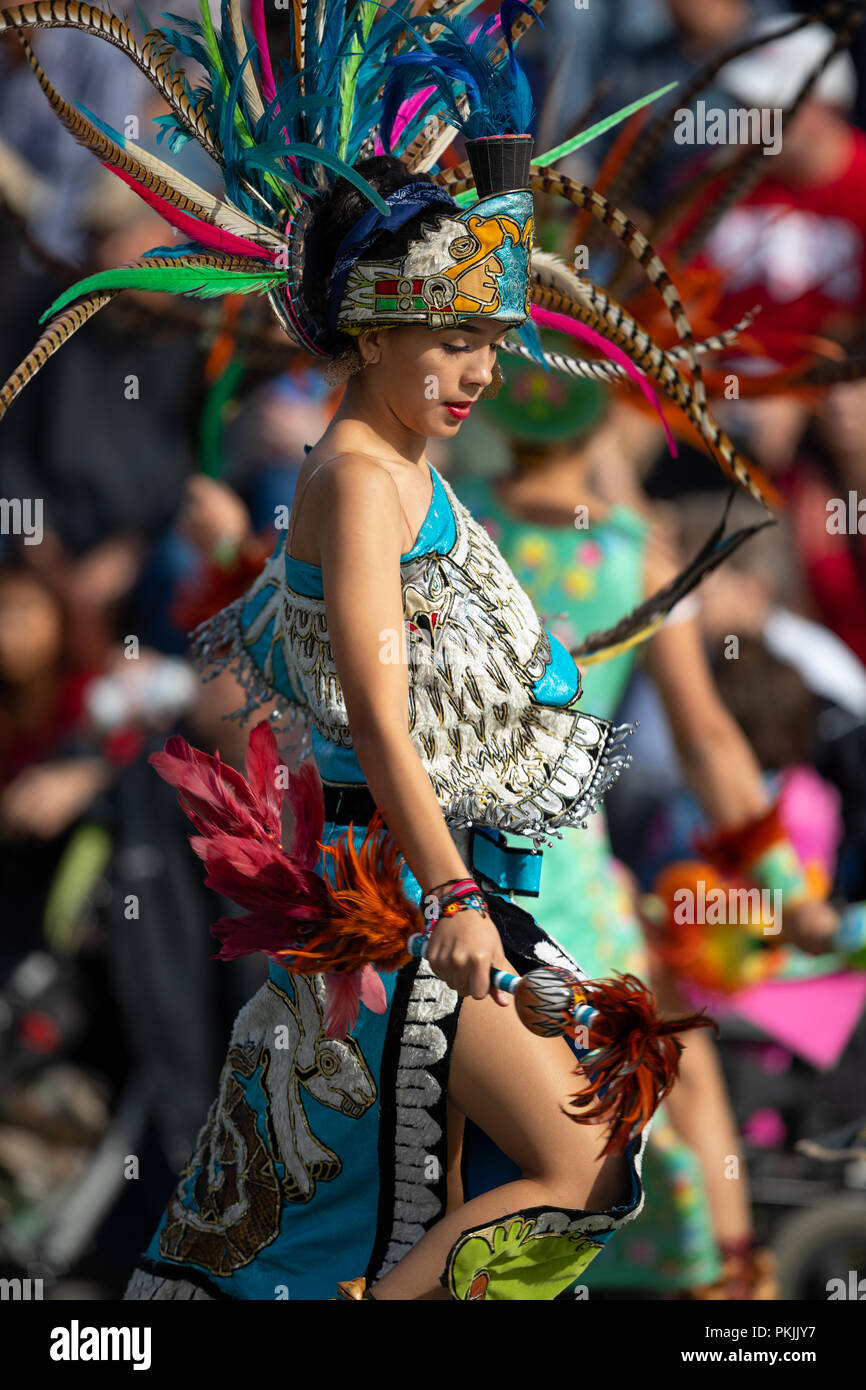 Milwaukee, Wisconsin, USA - September 8, 2018 Die indische Sommer Festival: Männer, Frauen und Kinder Mitglieder der Dance Academy von Mexiko Azt durchführen Stockfoto