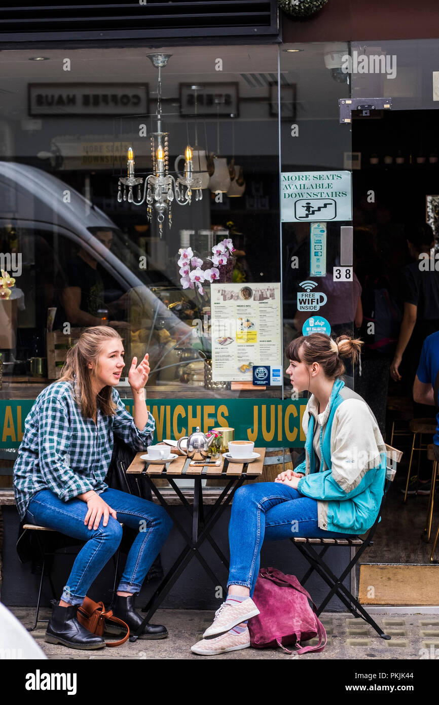 Die Leute an den Tischen außerhalb von Toi & Moi Café, Soho, London, England, Großbritannien Stockfoto