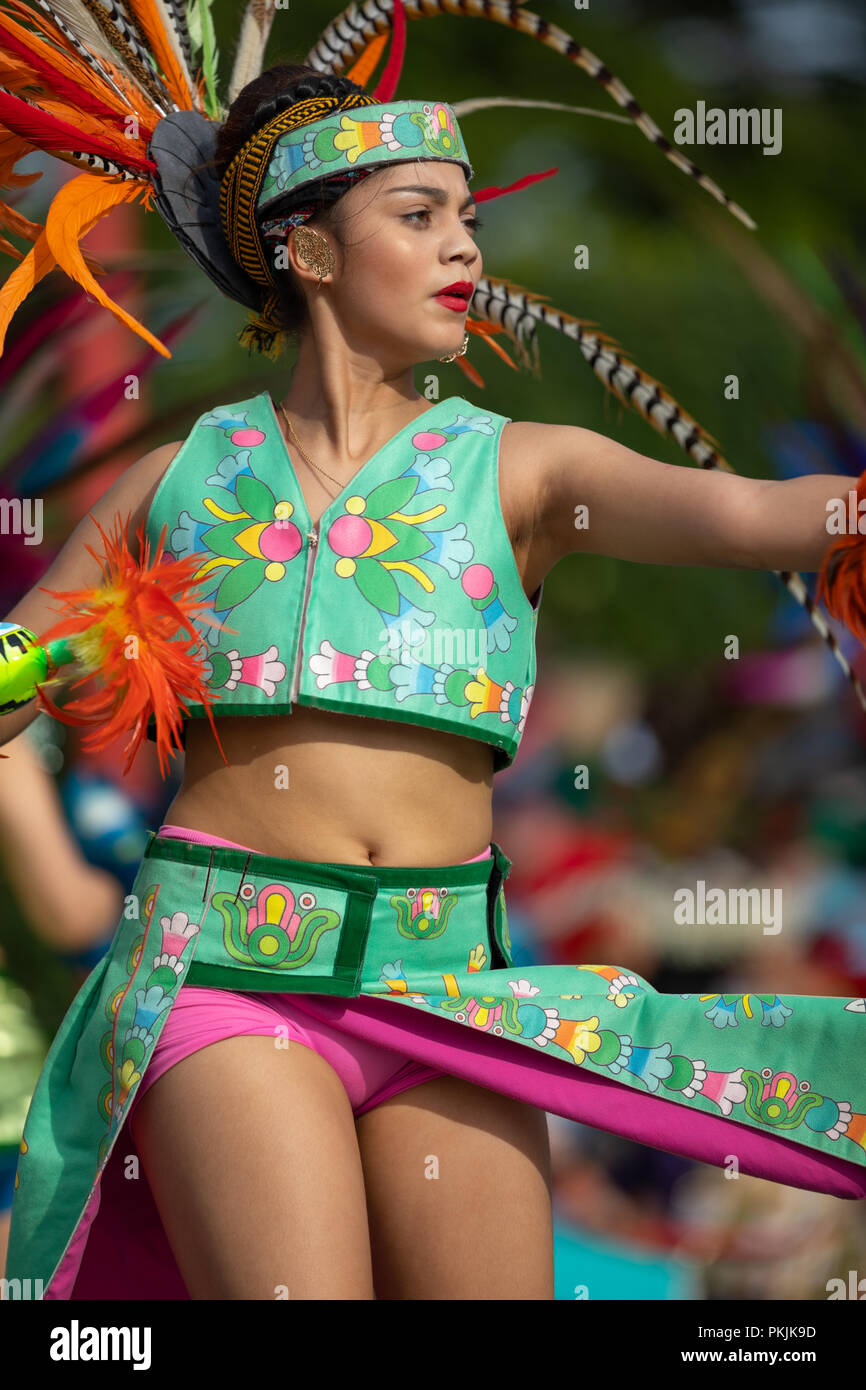 Milwaukee, Wisconsin, USA - September 8, 2018 Die indische Sommer Festival: Männer, Frauen und Kinder Mitglieder der Dance Academy von Mexiko Azt durchführen Stockfoto