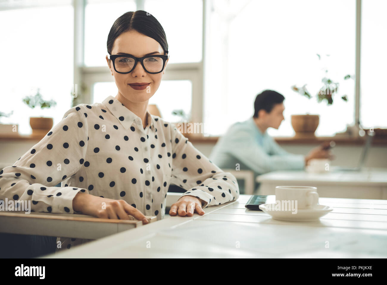 Freuen positive junge Frau, sie lächeln Stockfoto