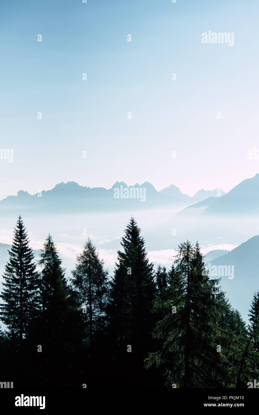 Dolomiten Landschaft in einem Misty dawn Italien Stockfoto