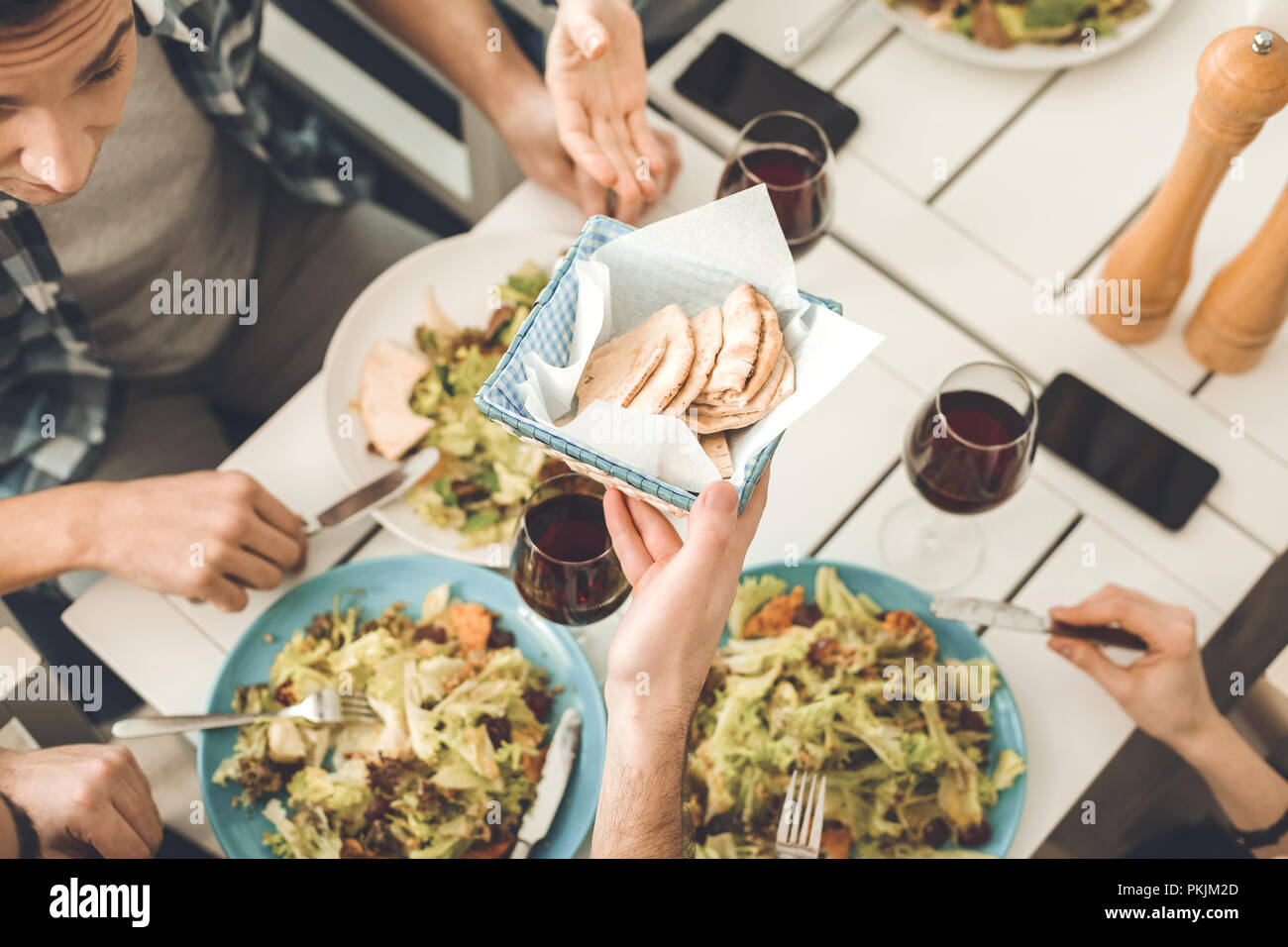 Selektiver Fokus einer brotkorb auf den Tisch Stockfoto