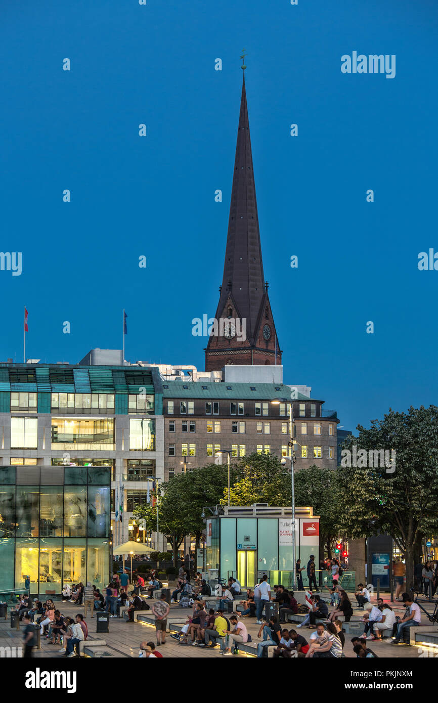 Turm von Hamburg bei Nacht Stockfoto