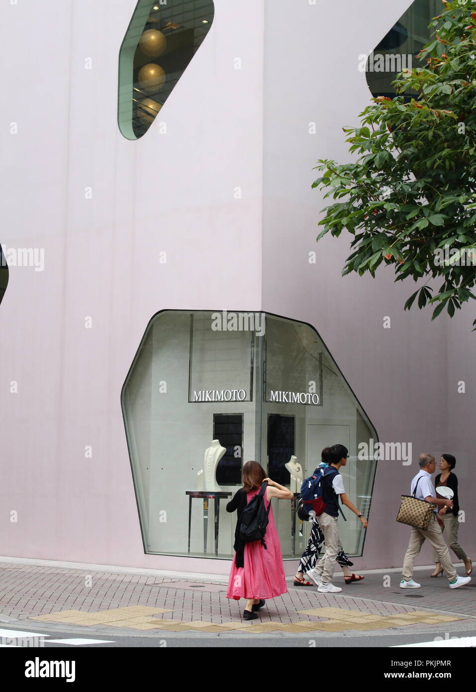 Blick auf die Ecke des markanten Toyo Ito entworfen Mikimoto Ginza 2 store in Tokyo. Stockfoto