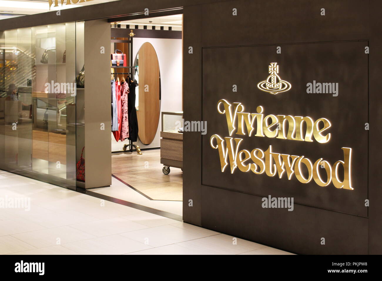 Ansicht der Vorderseite einer Zweigniederlassung von Vivienne Westwood in der Ginza sechs Shopping Komplex im Zentrum von Tokyo. Stockfoto