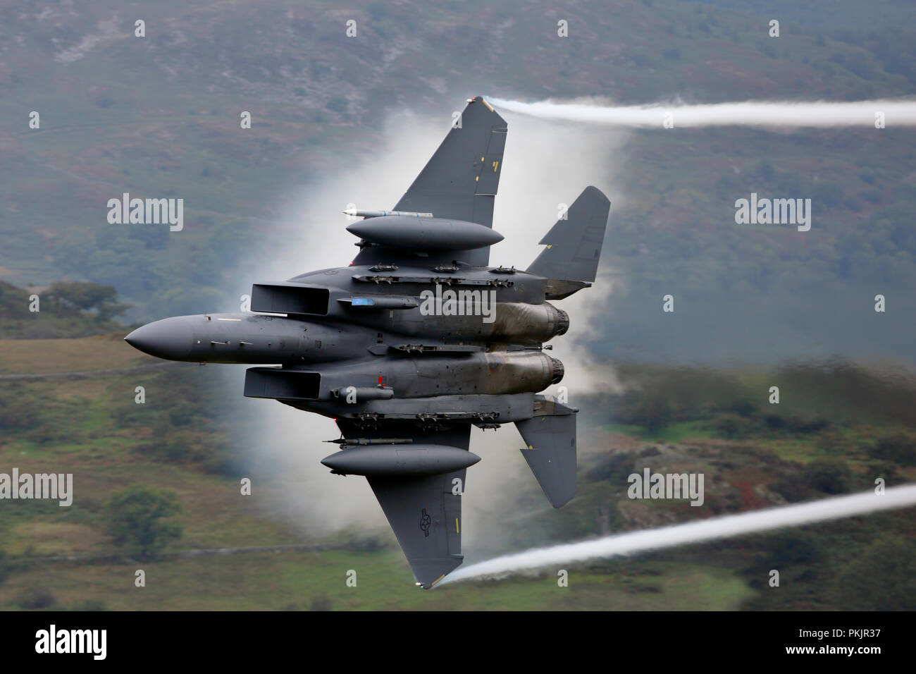 McDonnell Douglas F-15 E Strike Eagle von RAF Lakenheath Generierung eigener Clouds auf niedrigem Niveau Ausbildung Flug in Wales Stockfoto