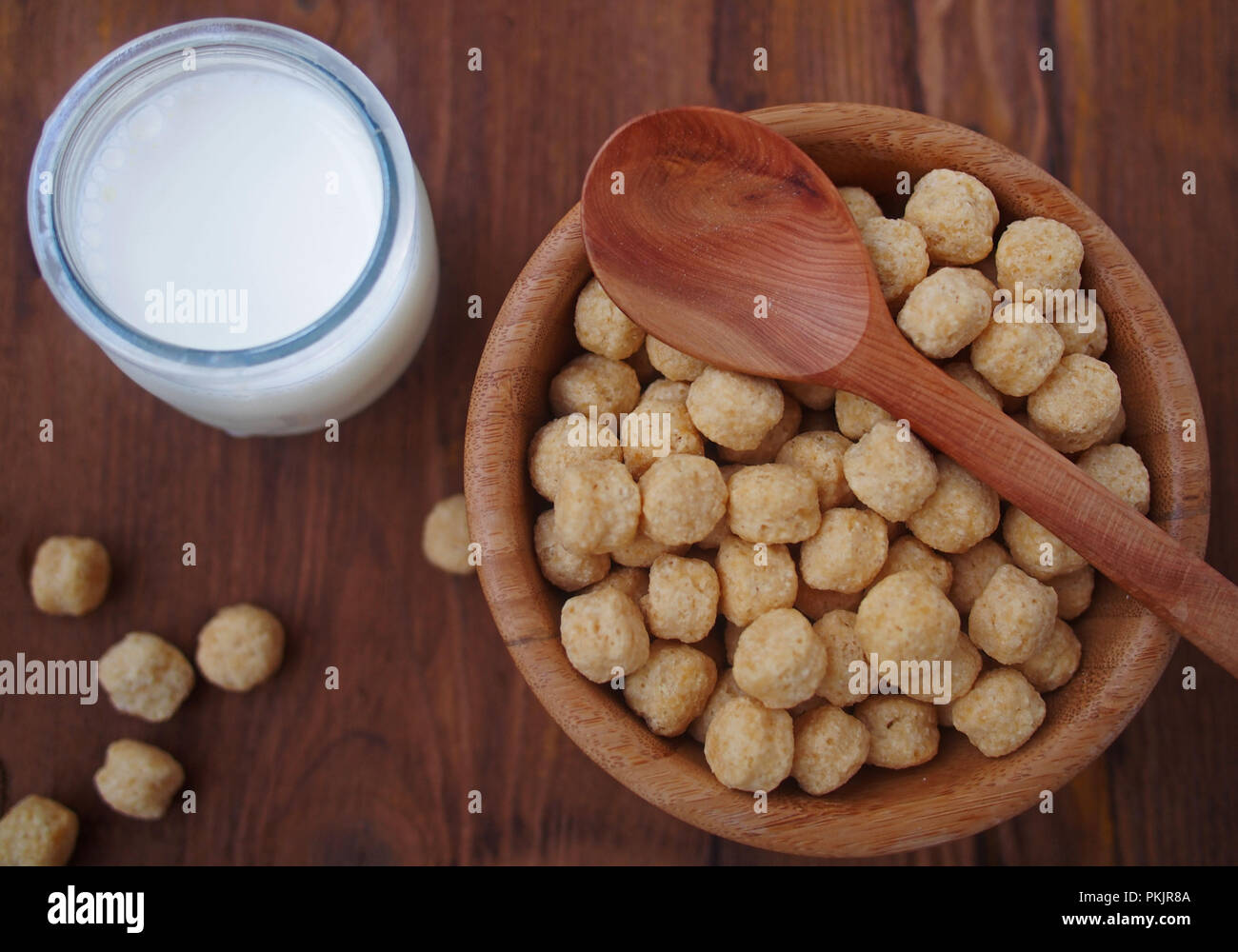 Der traditionelle Kinder Frühstück - Mais Kugeln in hölzerne Schüssel mit frischer Milch Stockfoto