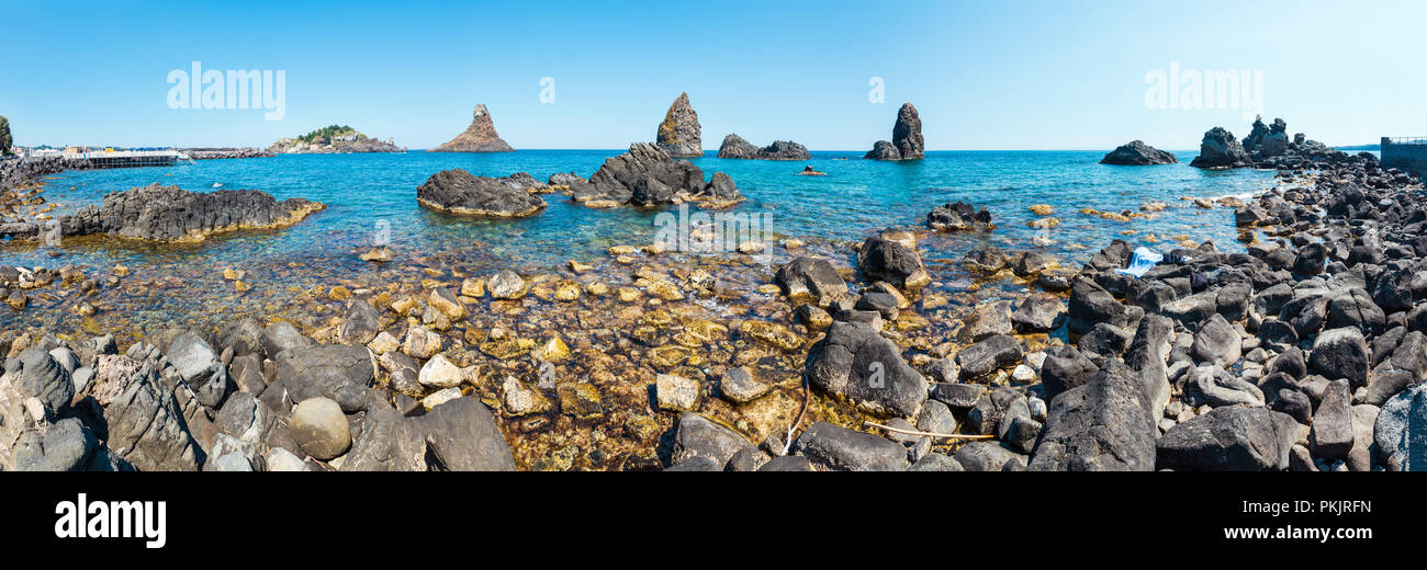 Zyklopische Küste und den Inseln des Zyklopen auf Aci Trezza Stadt (Italien, Sizilien, 10 km nördlich von Catania). Wie Isoles Dei Ciclopi Faraglioni bekannt. Stockfoto