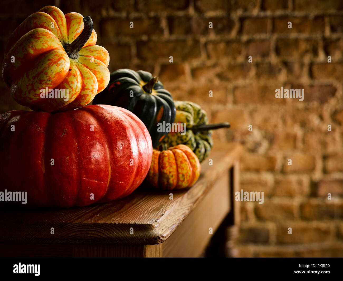 Ich höre sie Technik der Kürbisse auf Holz Stockfoto