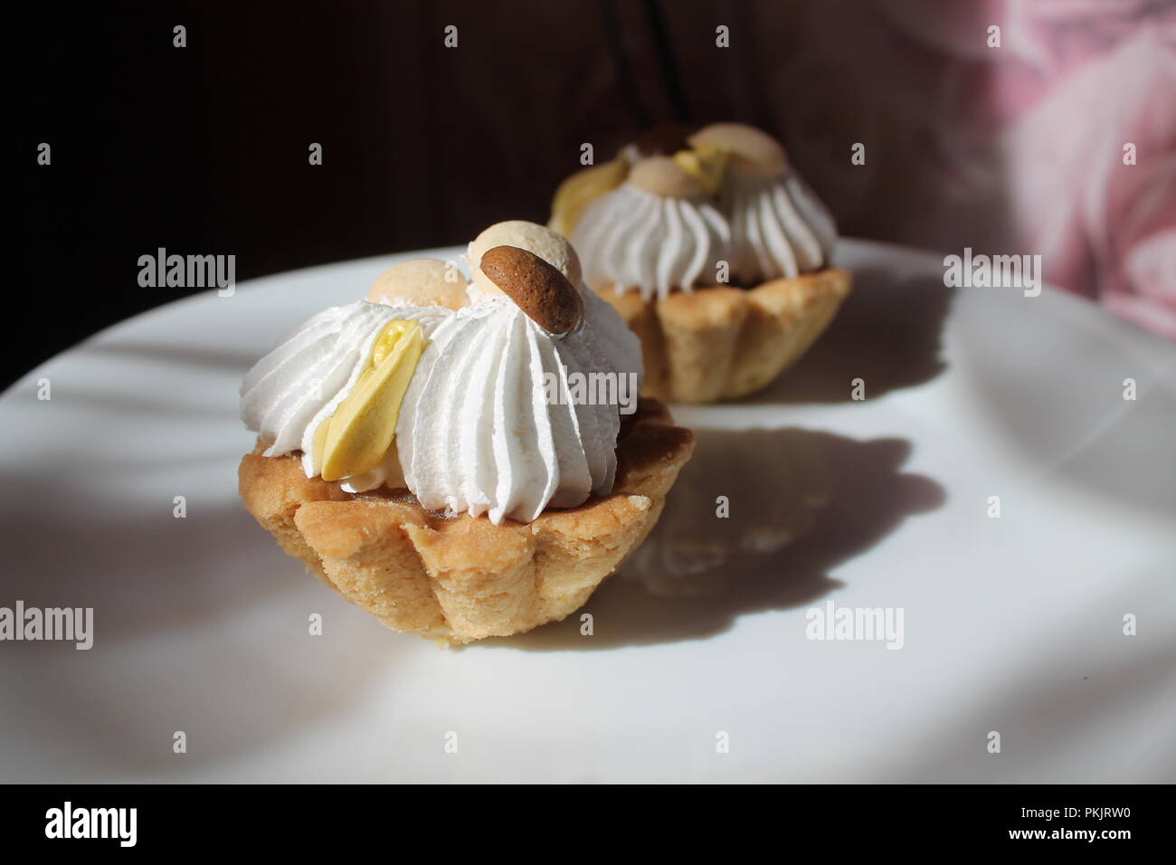 Schönen luftigen Creme Kuchen mit peanut auf süße romantische Dessert im Urlaub Stockfoto