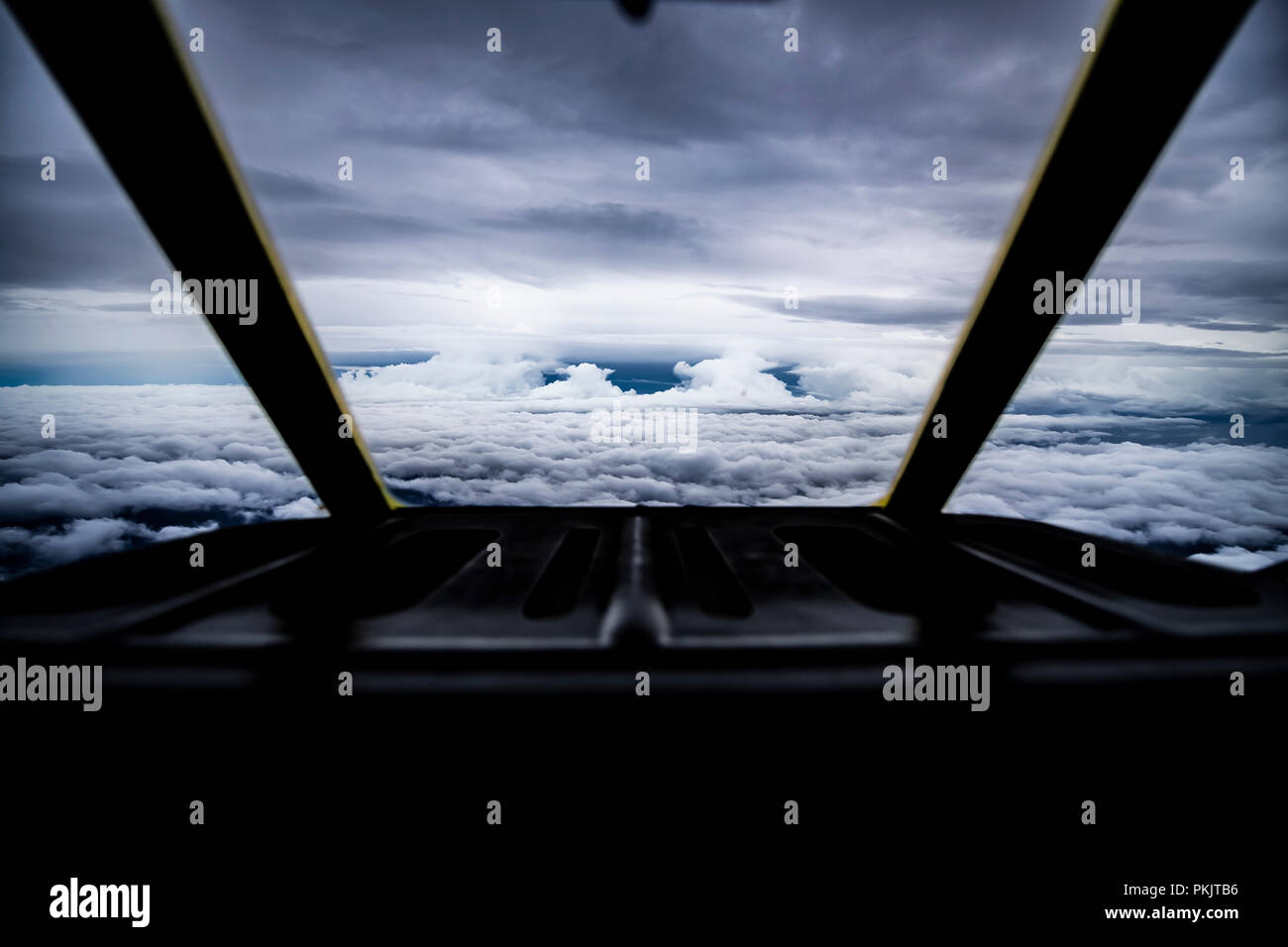 Die US Air Force finden 53. Wetter Reconnaissance Squadron, oder Hurrikan Jäger, die in den Rand des Hurrikan Florenz 12. September 2018 von Savannah, Georgia. Der Hurrikan Jäger fliegen in das Auge des entgegenkommenden Stürme Daten für das National Hurricane Center zu sammeln, indem Sie aktuelle und genaue Informationen für Sturm Prognosen zu unterstützen. Stockfoto