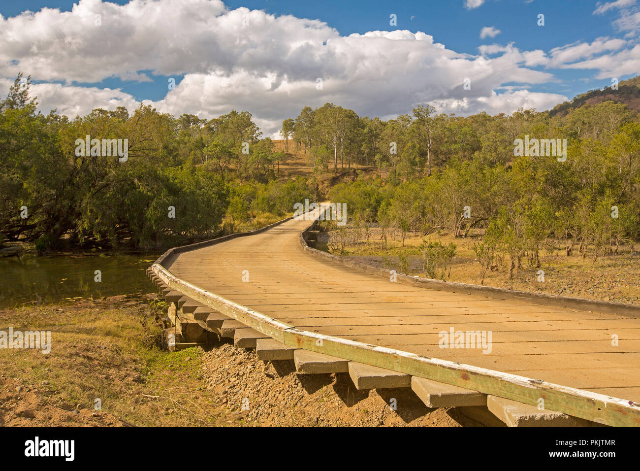 Und geschwungenen hölzernen Brücke über Clarence River, die Scheiben durch bewaldete Landschaft bei Coombadja im Norden von NSW Australien Stockfoto