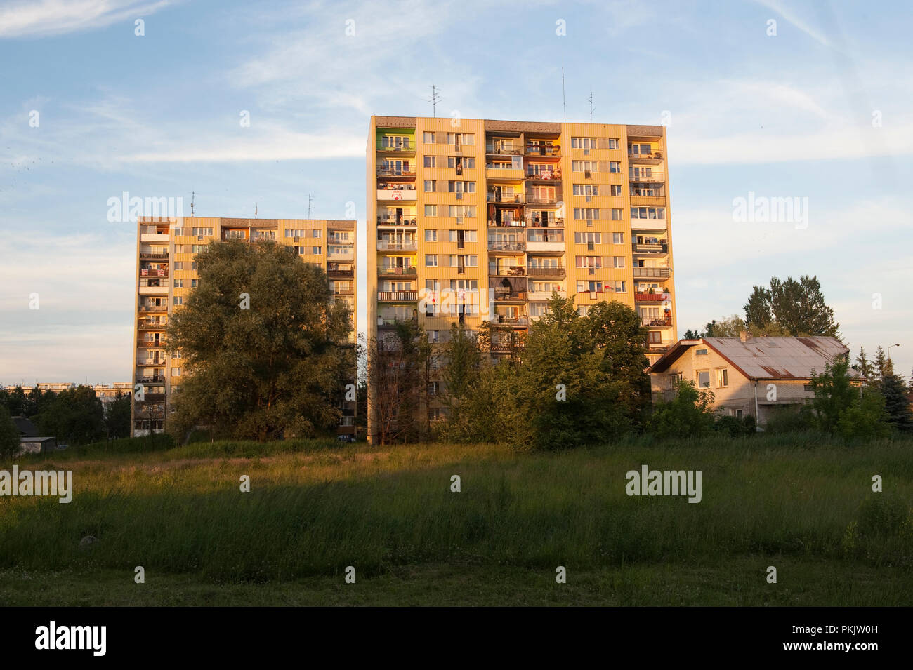 Eine der kommunistischen Ära Gehäuse Block in Wo³omin, im Warschauer Vorort. Stockfoto