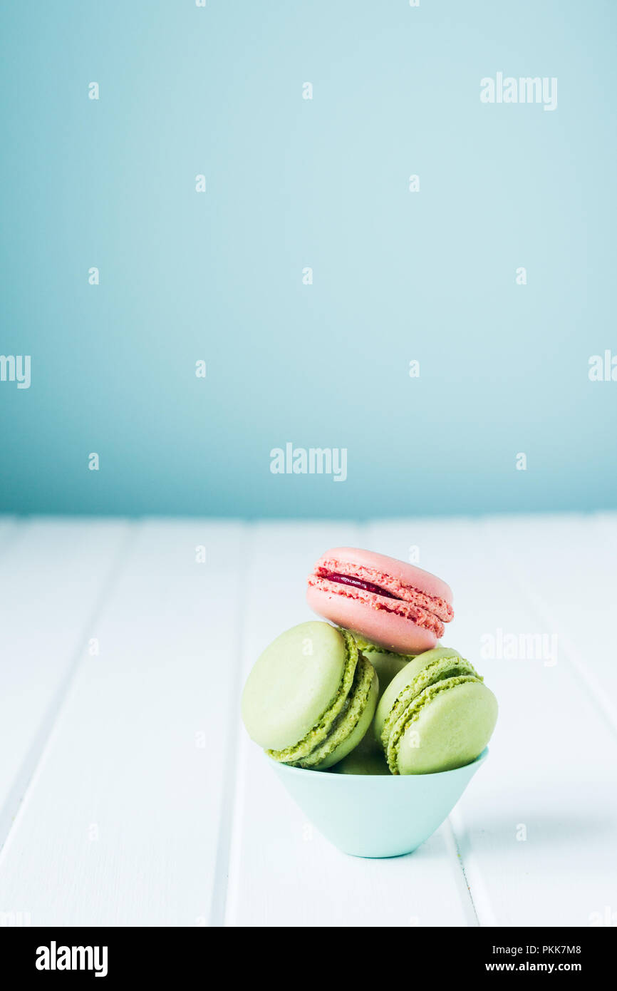 Macraons in einer kleinen Schale Stockfoto