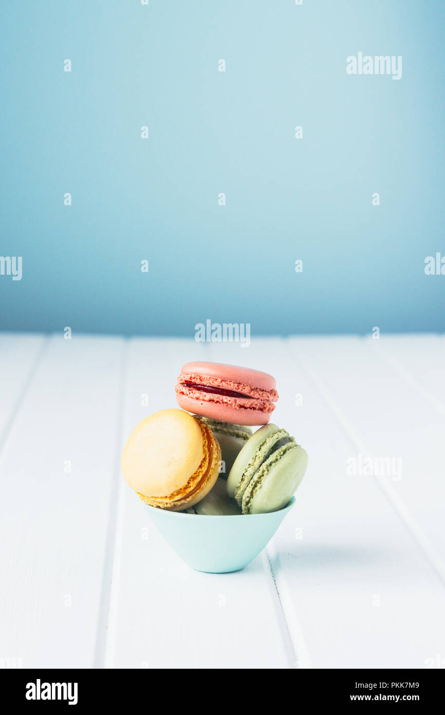 Macarons in einer kleinen Schale Stockfoto