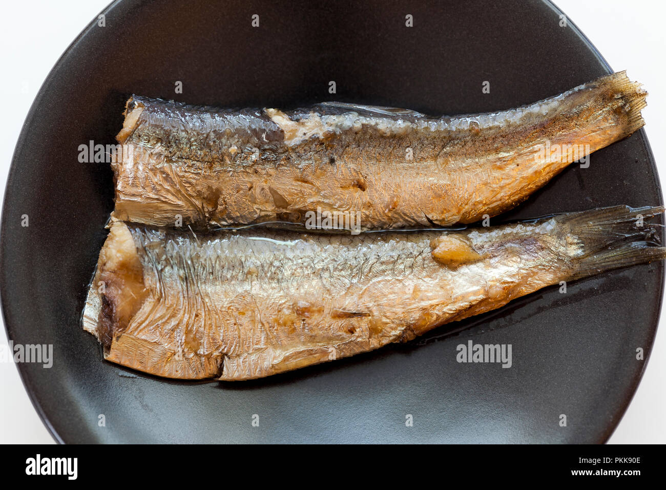 Sardinen (aka Sardinen), mariniert in Olivenöl auf Teller - USA Stockfoto
