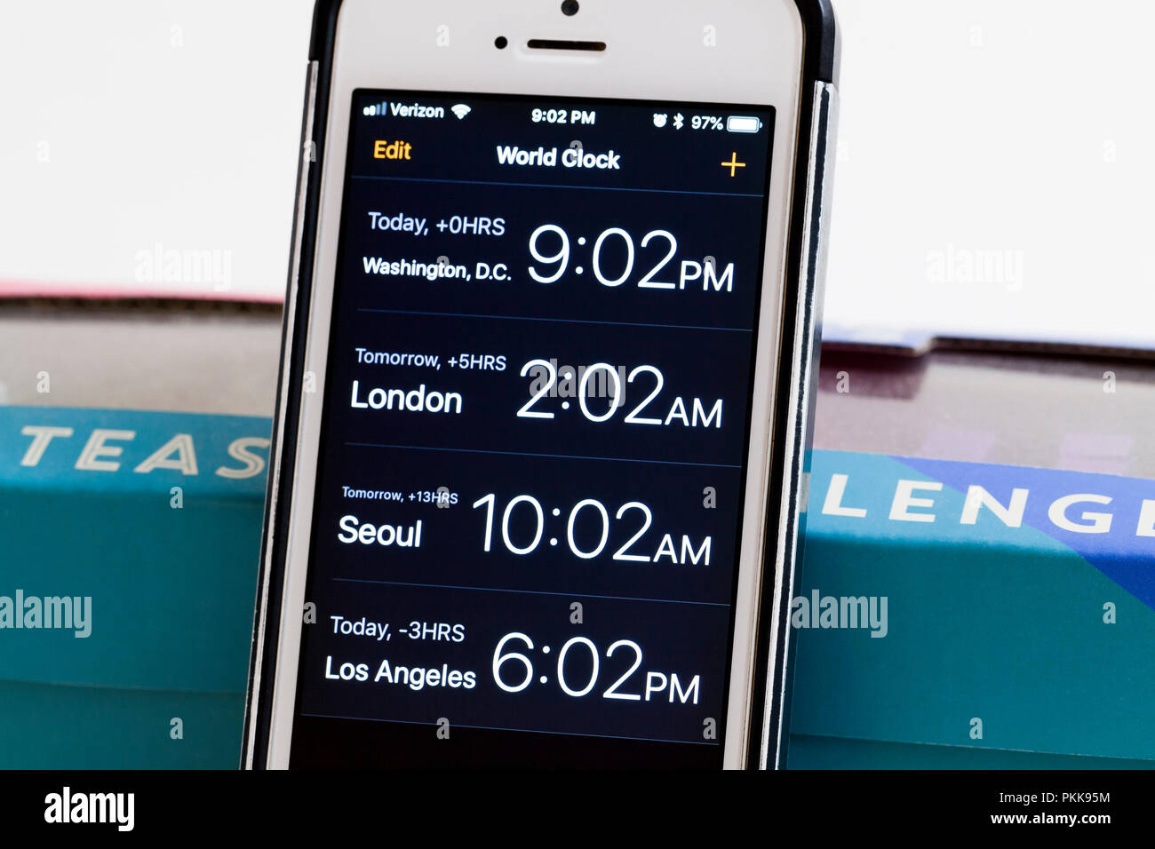 Wold Clock App auf dem iPhone Bildschirm - USA Stockfoto