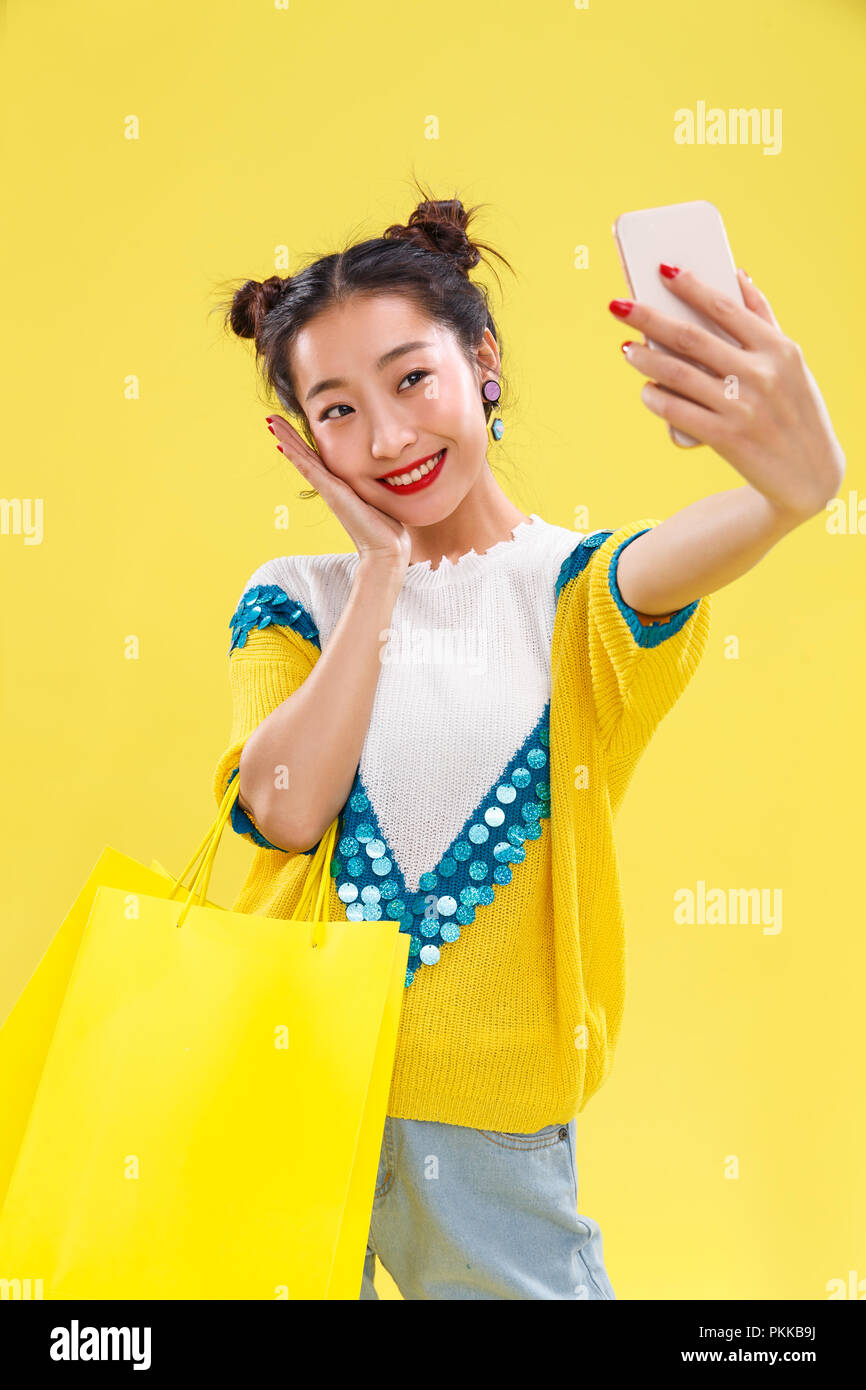 Junge Frauen nehmen auf Handys Stockfoto