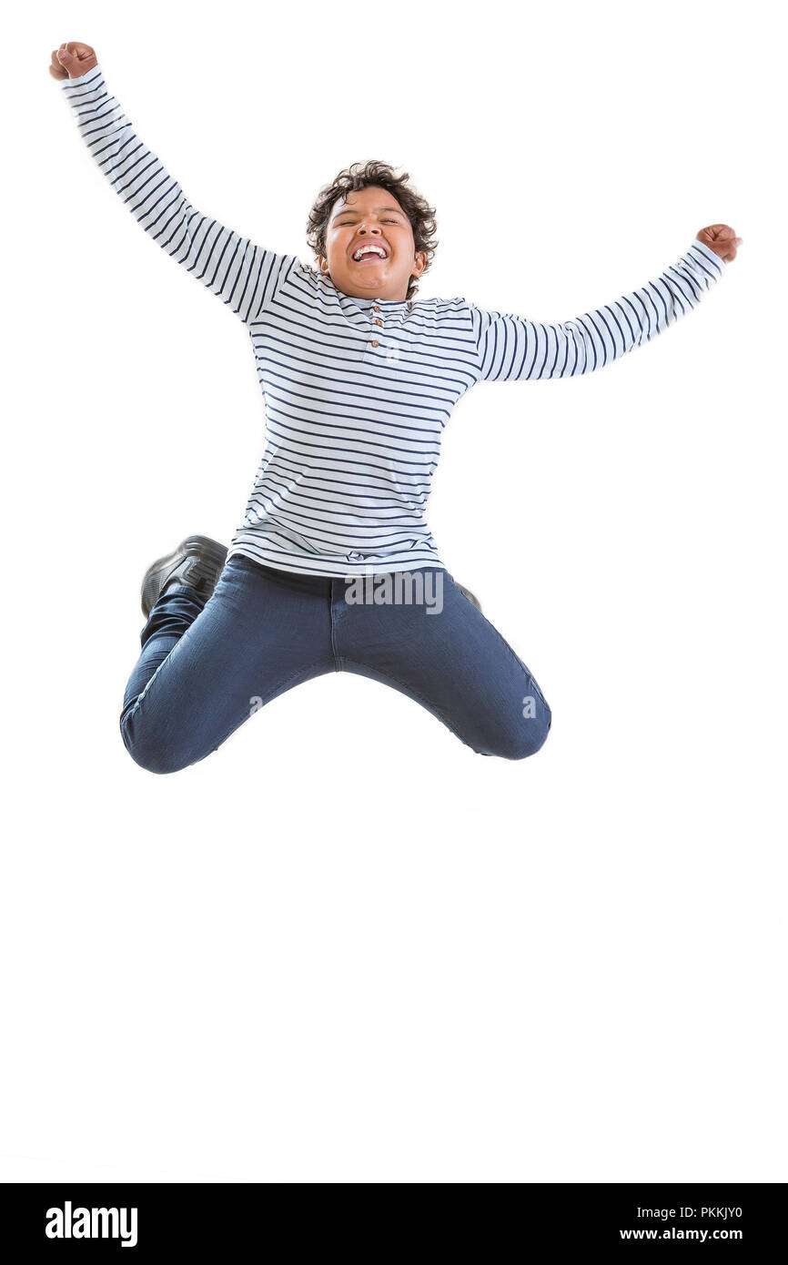Jomping Junge. Fröhlicher junger Teenager boy springen vor Freude. Über weiß isoliert. Stockfoto