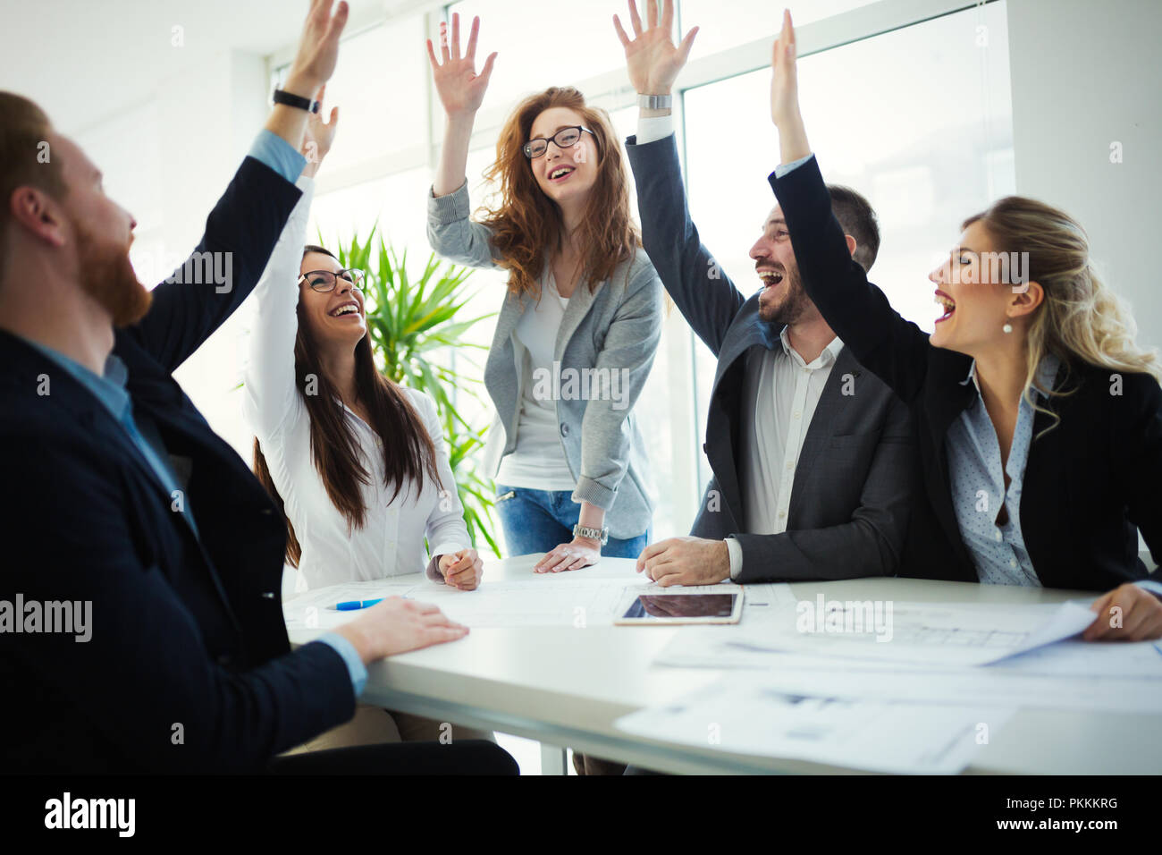 Geschäftsleute, die gemeinsam am Projekt und brainstorming im Büro Stockfoto