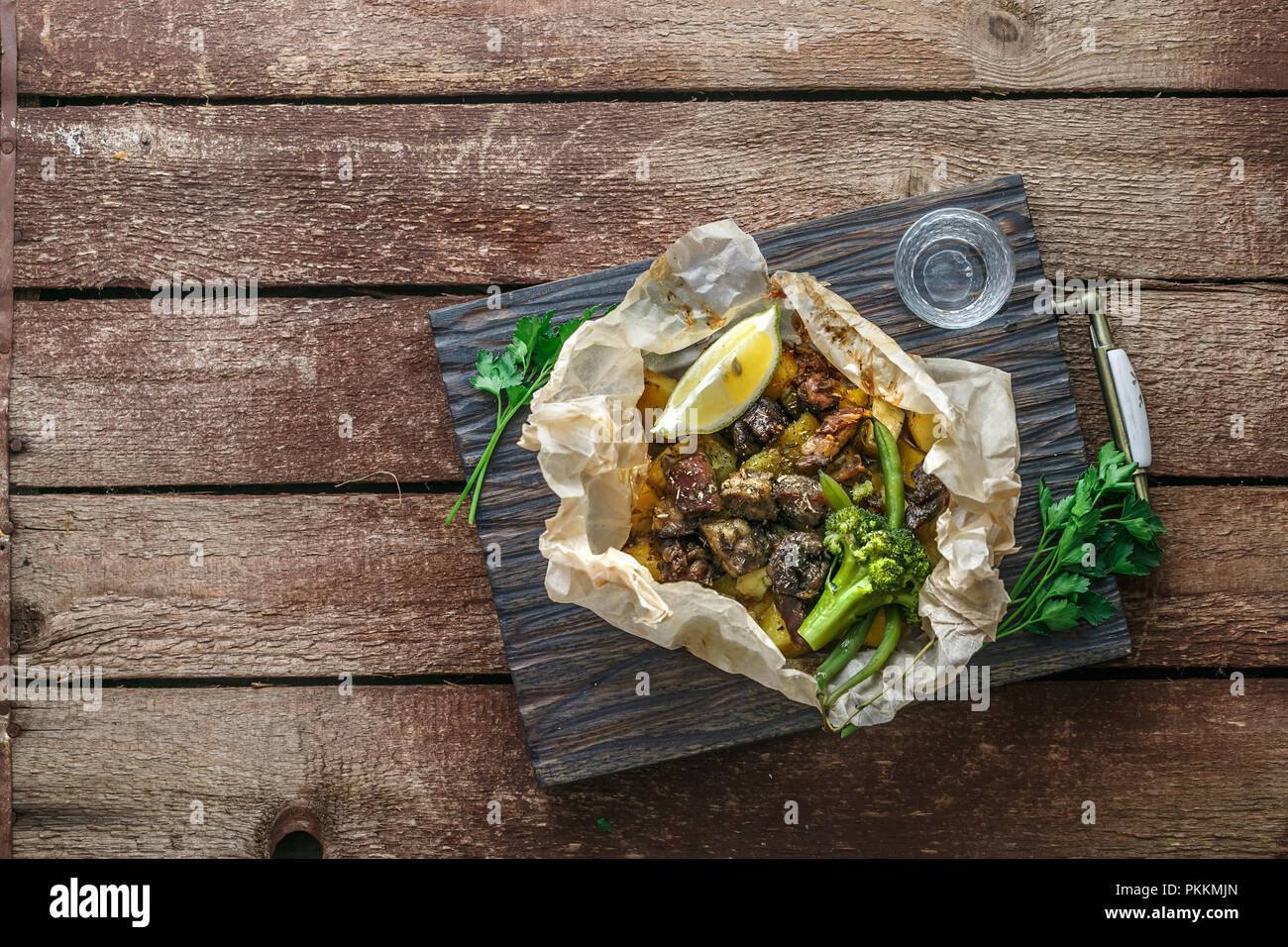 Kleftiko langsam gekocht Lamm mit Gemüse und Schafskäse. Traditionelle griechische Gerichte. Kopieren Sie Platz. Stockfoto