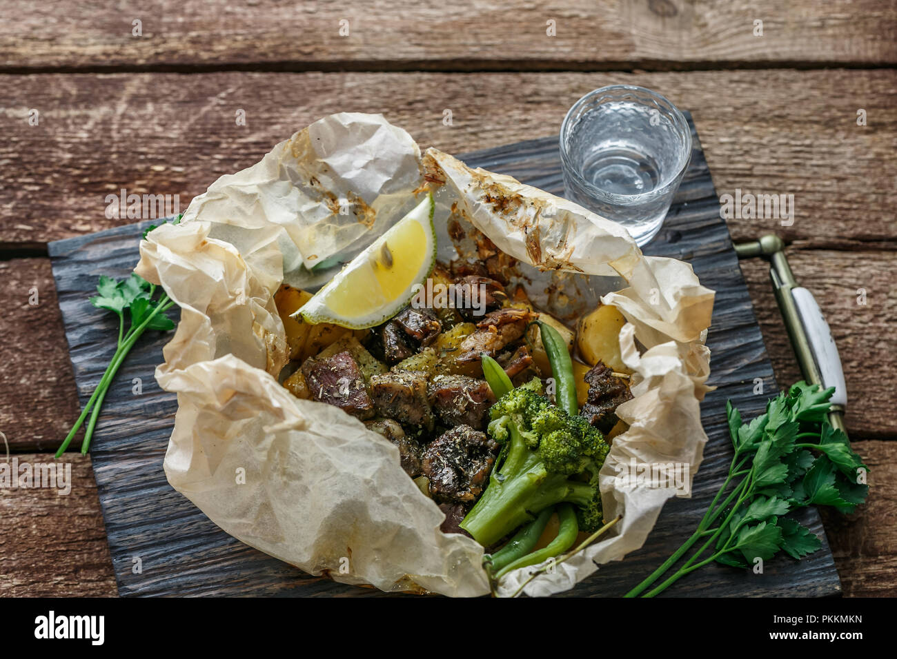 Nahaufnahme des Kleftiko - Lamm gebacken in perchament, griechisches Gericht. Stockfoto