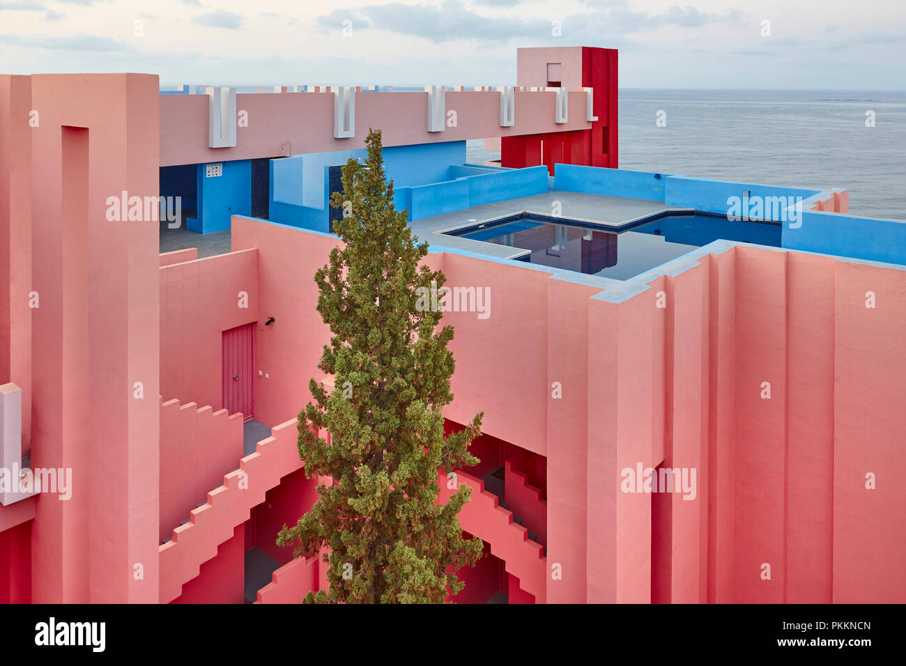 Geometrische Designs. Die rote Wand, La Manzanera. Calpe, Spanien Stockfoto