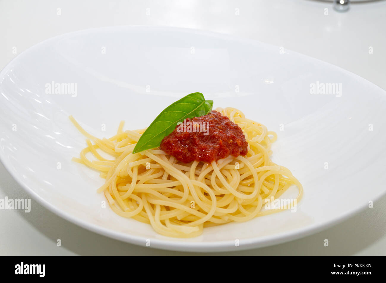 italienische Spaghetti mit Tomaten und Basilikum in einem Topf Stockfoto