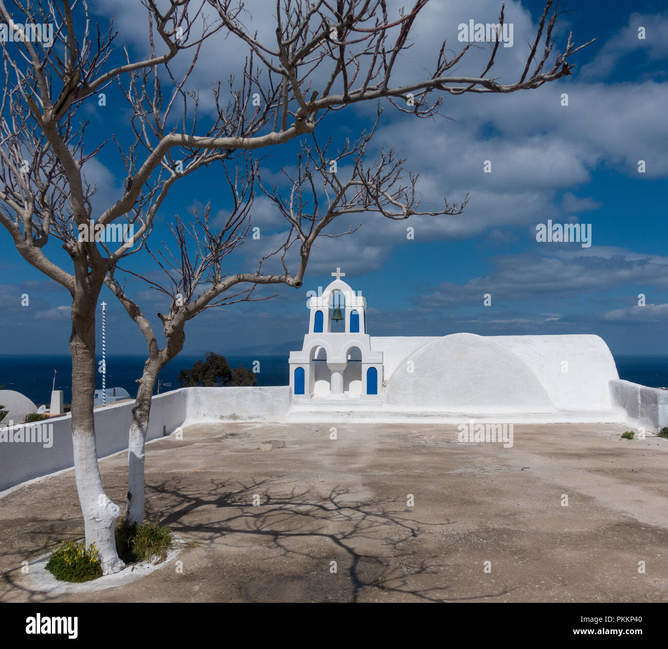 Weiße Architektur auf der Insel Santorini, Griechenland. Stockfoto