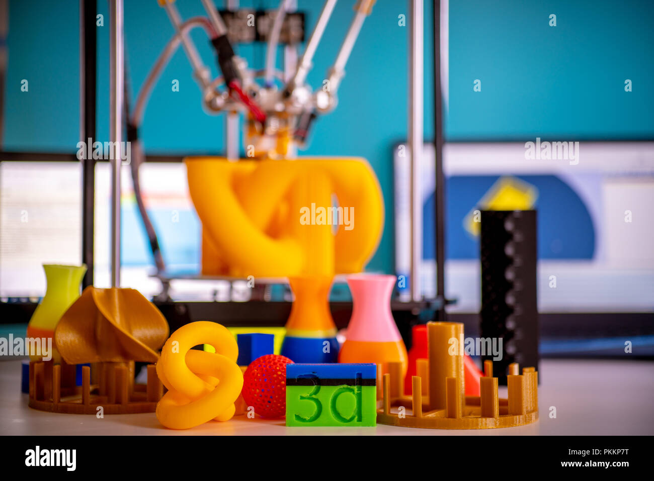 Drucken orange Teilen auf ein 3D-Drucker im Druckprozess Stockfoto