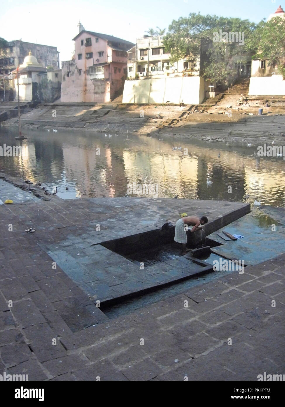 Anzeigen von banganga Tank in Mumbai mit einem Mann in einer Badewanne aus dem ewigen Wasser Stockfoto