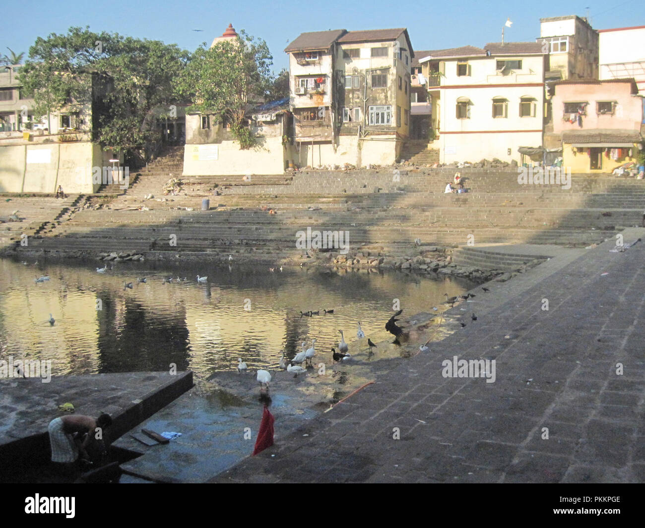 Anzeigen von banganga Tank in Mumbai mit einem Mann in einer Badewanne aus dem ewigen Wasser Stockfoto