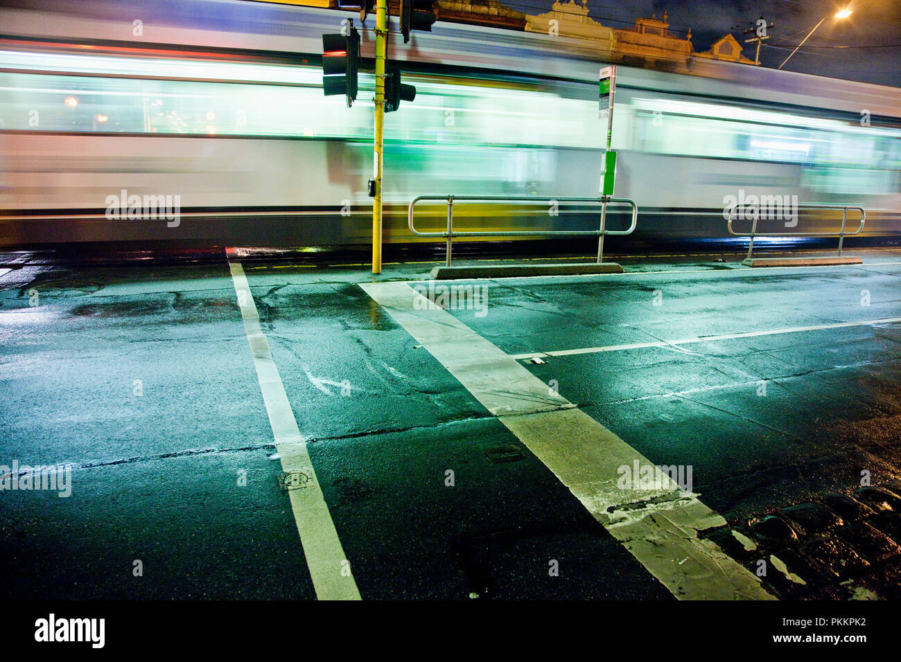 Straßenbahn nach unten vorbei Lygon Street in der Nacht in Melbourne's Inneren nördlichen Vorort von Carlton. Stockfoto