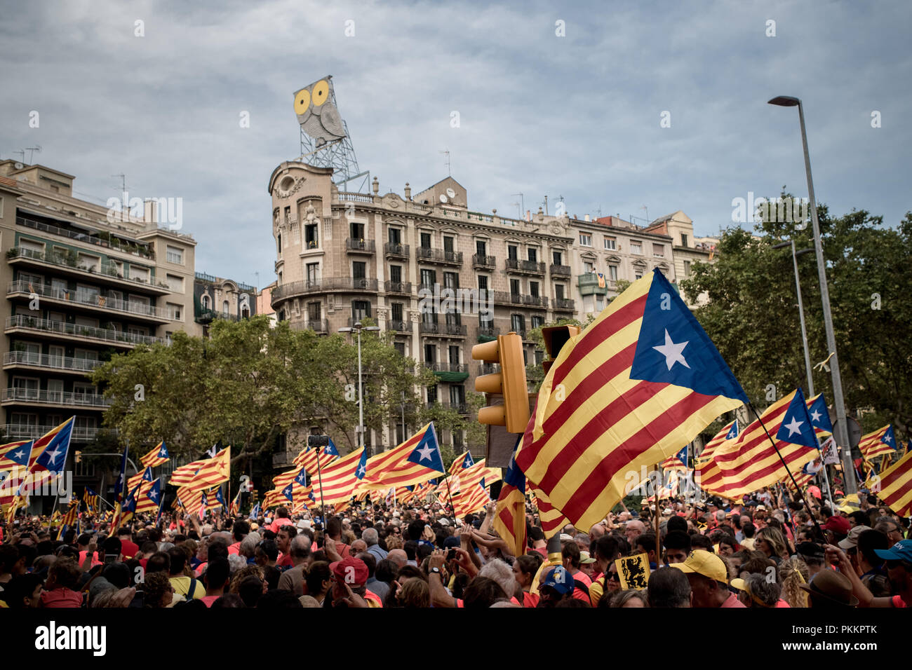 Tausende pro-unabhängigkeit Demonstranten März in Barcelona während la Iada. Katalanen gefeiert La Iada oder in Katalonien Nationalfeiertag in einer Atmosphäre der Konflikt mit der spanischen Regierung für den Inhaftierten städtischer Abgeordneter Führer und einer Demonstration für die Unabhängigkeit. Stockfoto