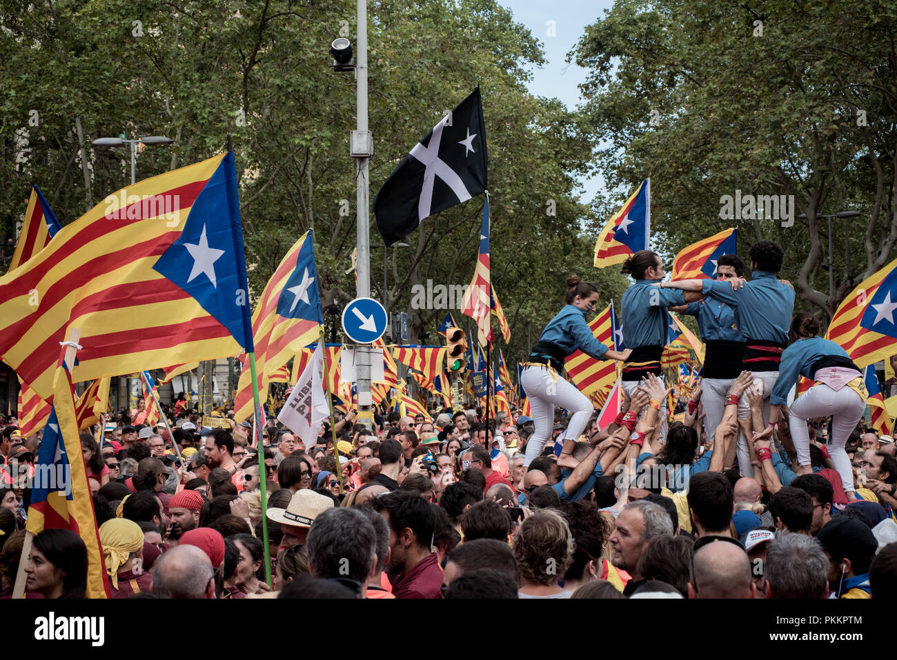 Castellers Form einer menschlichen Turm als Tausende pro-unabhängigkeit Demonstranten März in Barcelona während la Iada. Katalanen gefeiert La Iada oder in Katalonien Nationalfeiertag in einer Atmosphäre der Konflikt mit der spanischen Regierung für den Inhaftierten städtischer Abgeordneter Führer und einer Demonstration für die Unabhängigkeit. Stockfoto