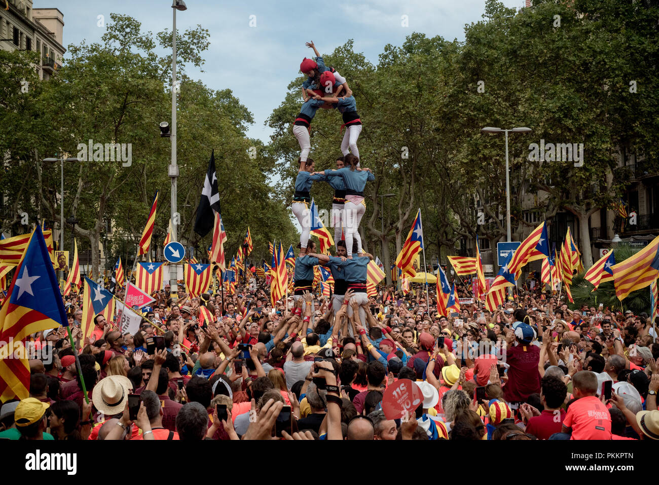 Castellers Form einer menschlichen Turm als Tausende pro-unabhängigkeit Demonstranten März in Barcelona während la Iada. Katalanen gefeiert La Iada oder in Katalonien Nationalfeiertag in einer Atmosphäre der Konflikt mit der spanischen Regierung für den Inhaftierten städtischer Abgeordneter Führer und einer Demonstration für die Unabhängigkeit. Stockfoto