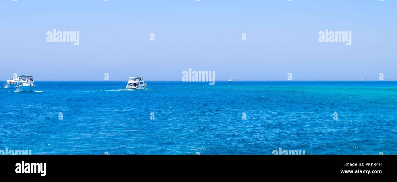 Boote im Roten Meer vor dem Riff in türkisfarbenen Meer, Schnorcheln Reiseziel für Touristen in Ägypten Stockfoto