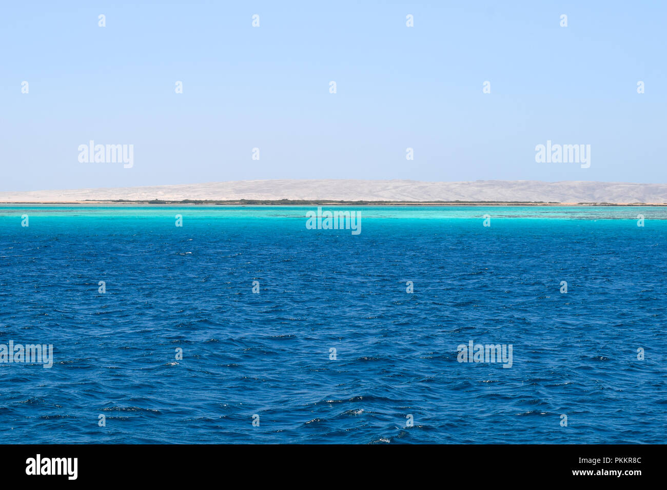 Mahmya Insel im Roten Meer, Ägypten, türkisfarbenes Wasser, blauer Himmel, Boote im Paradies Stockfoto