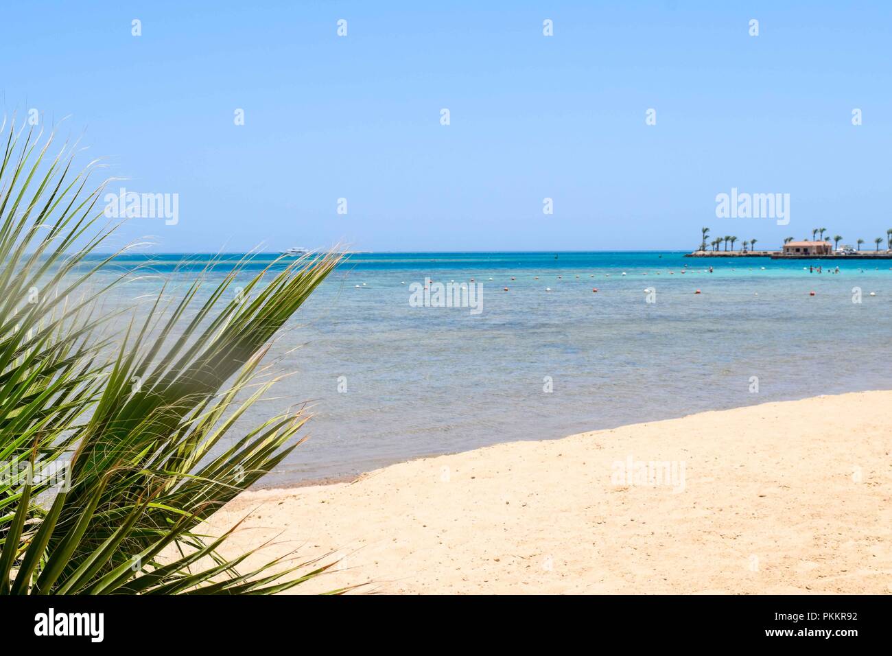 Ozean vor Hurghada, Rotes Meer, Blick über ein Dock im Roten Meer Stockfoto